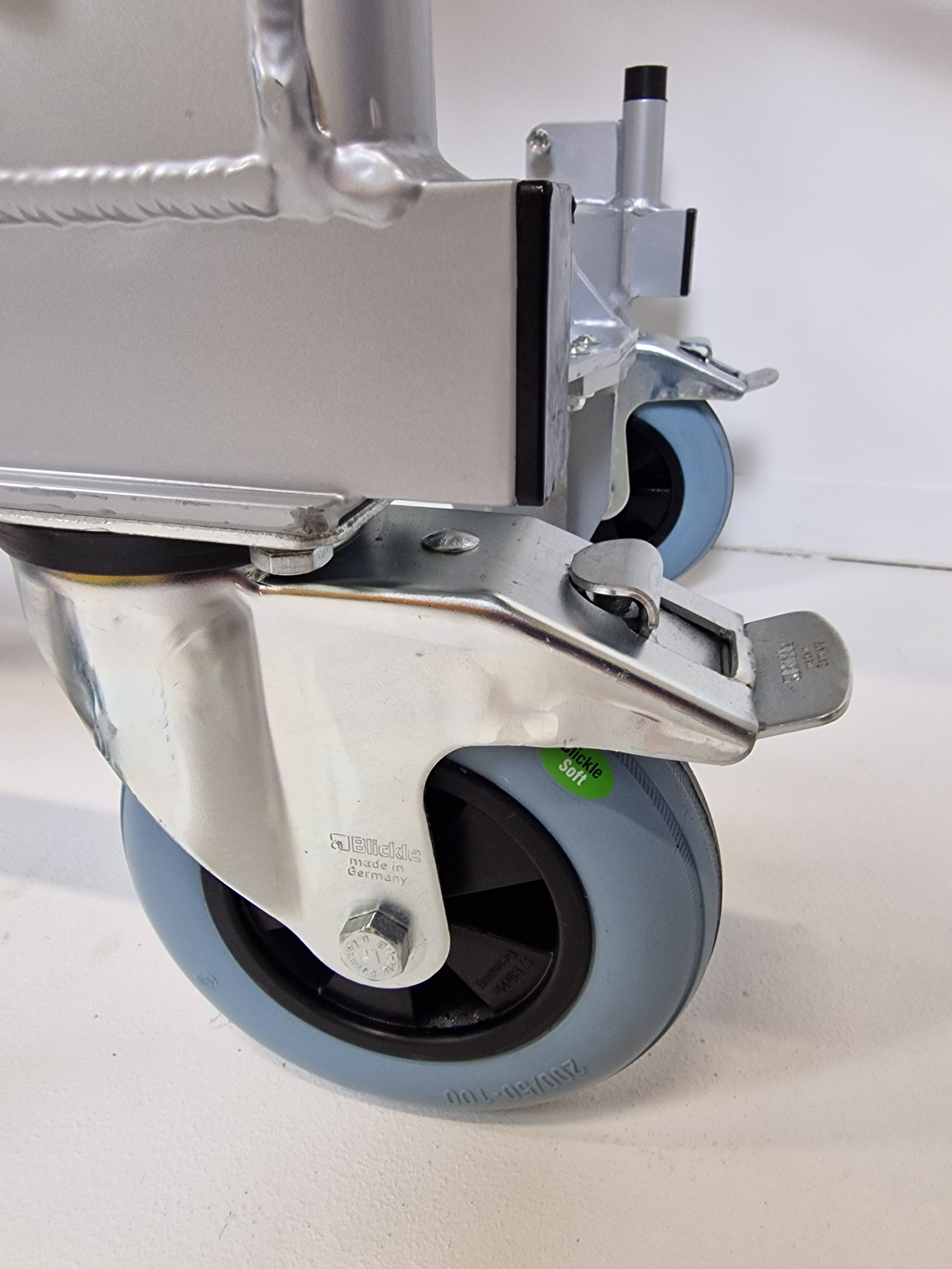 Stollenwerk Modell 3002 / AMF Bruns System – Krankentrage inklusive Bodenhalterung für Smartfloor