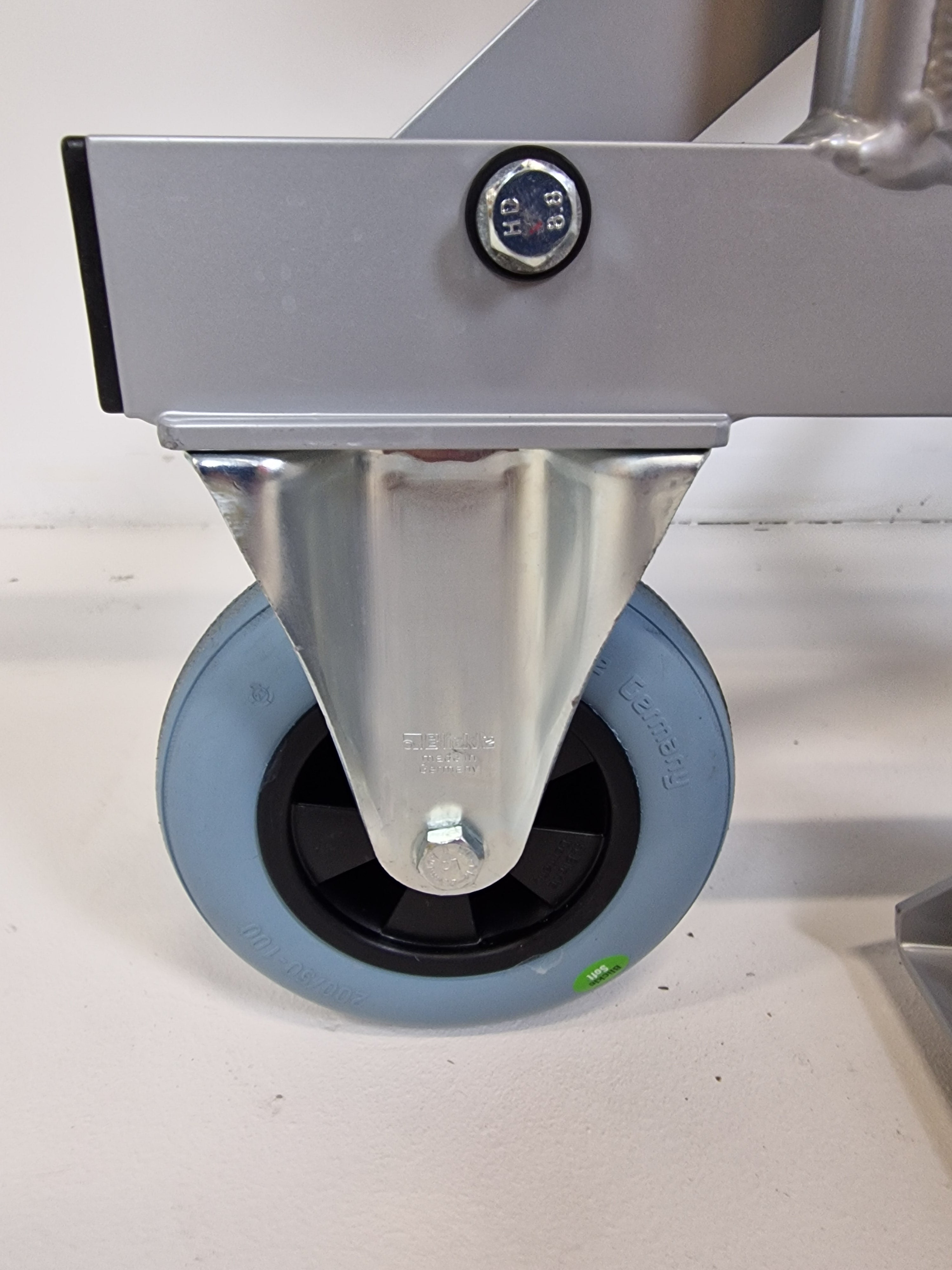 Stollenwerk Modell 3002 / AMF Bruns System – Krankentrage inklusive Bodenhalterung für Smartfloor