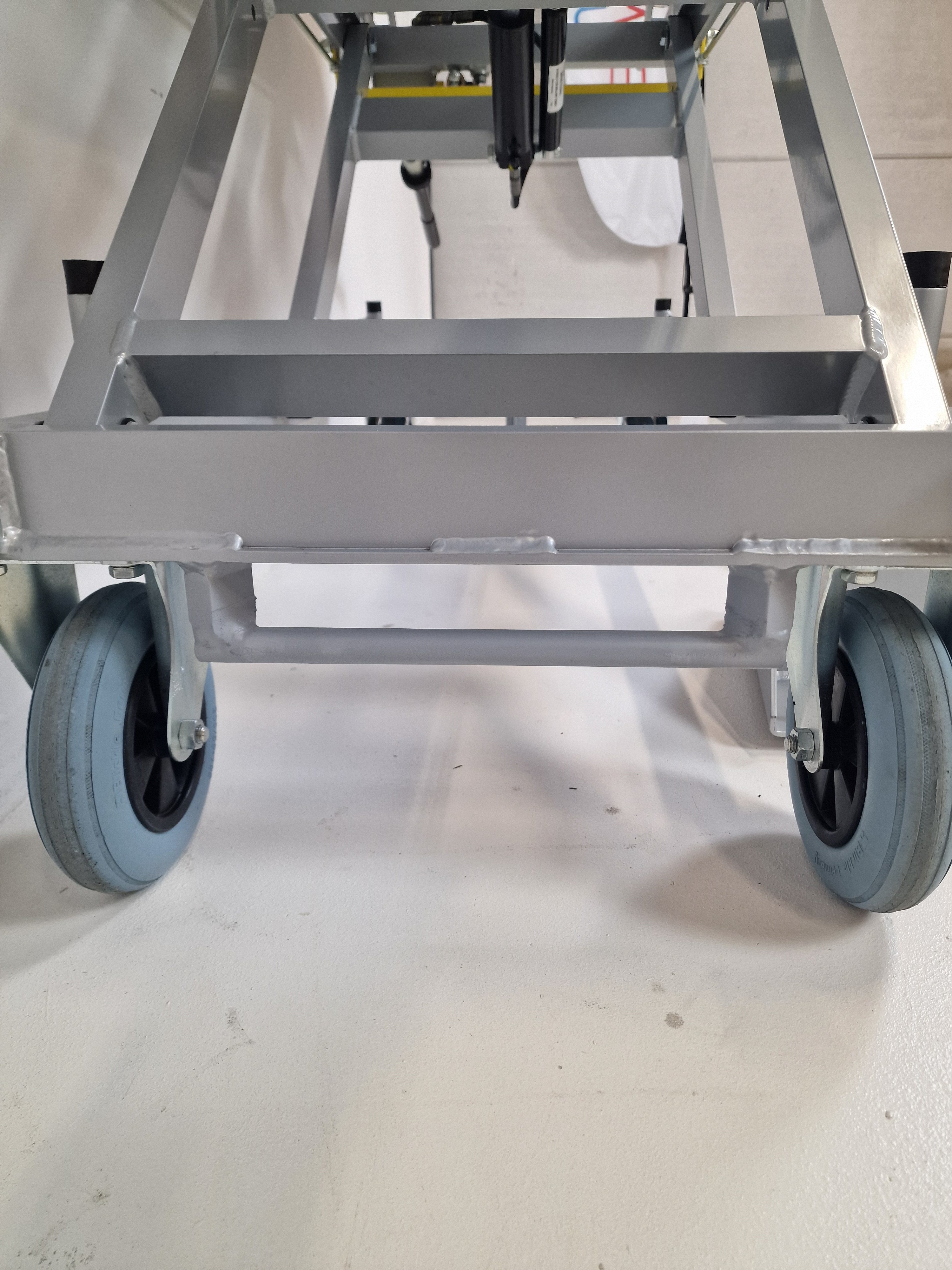Stollenwerk Modell 3002 / AMF Bruns System – Krankentrage inklusive Bodenhalterung für Smartfloor