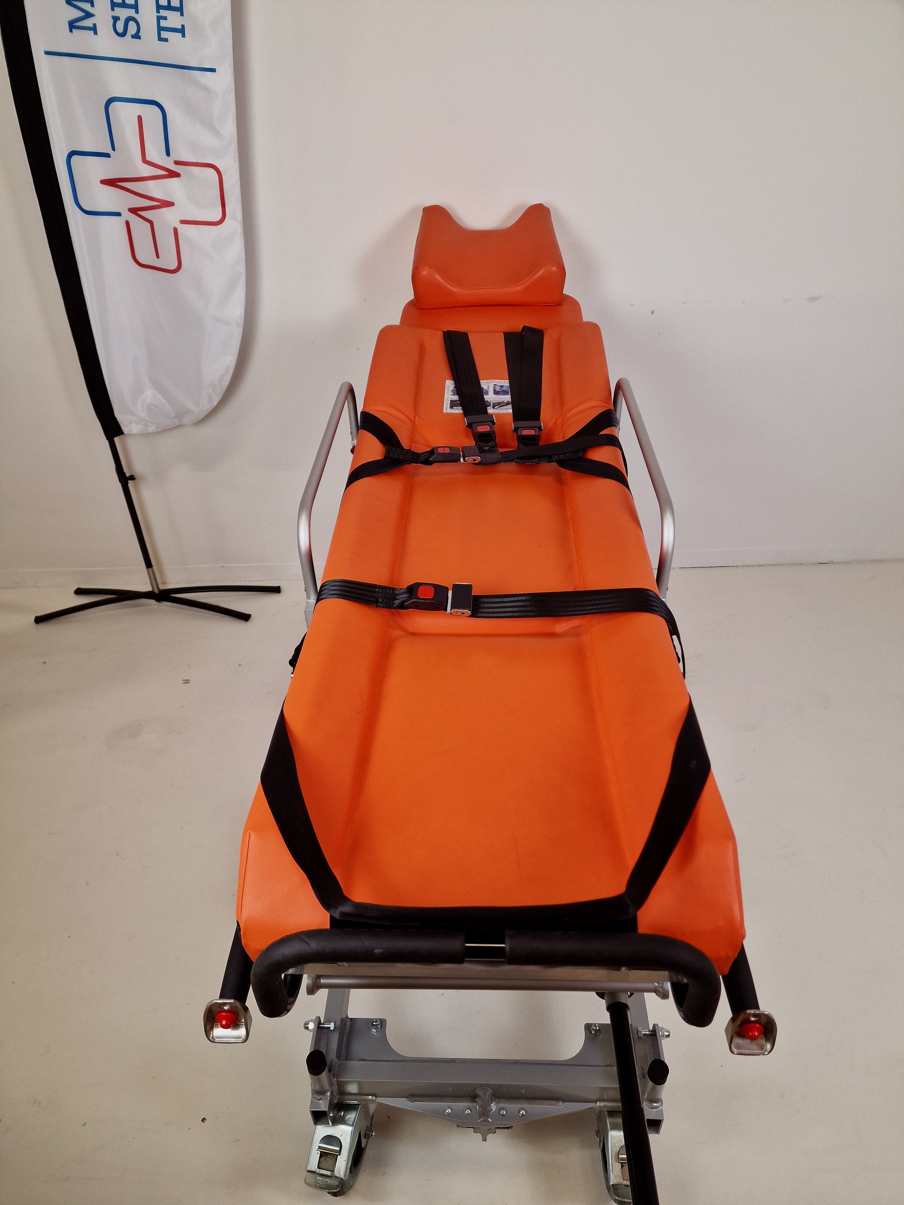 Stollenwerk Modell 3002 / AMF Bruns System – Krankentrage inklusive Bodenhalterung für Smartfloor