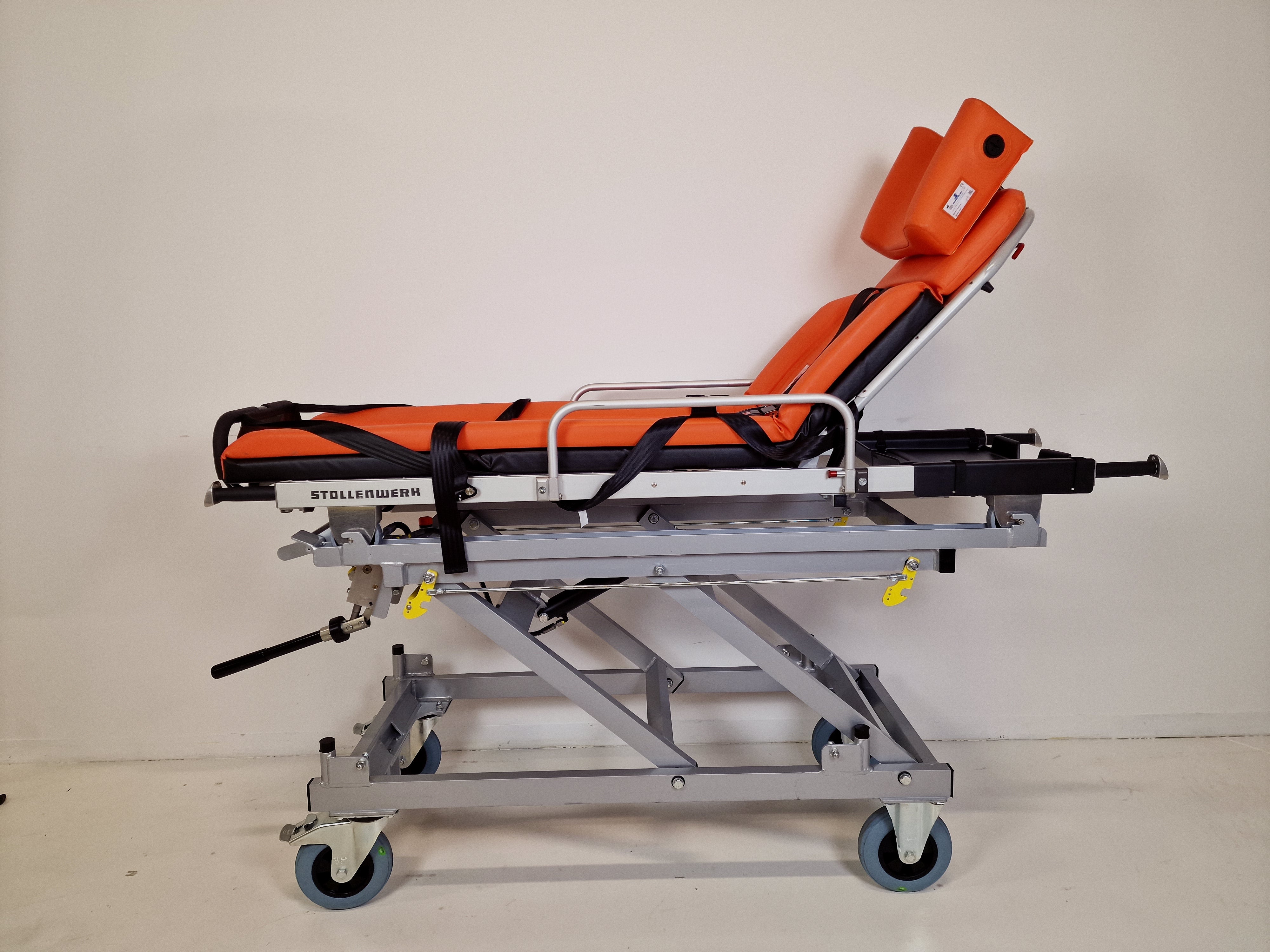 Stollenwerk Modell 3002 / AMF Bruns System – Krankentrage inklusive Bodenhalterung für Smartfloor