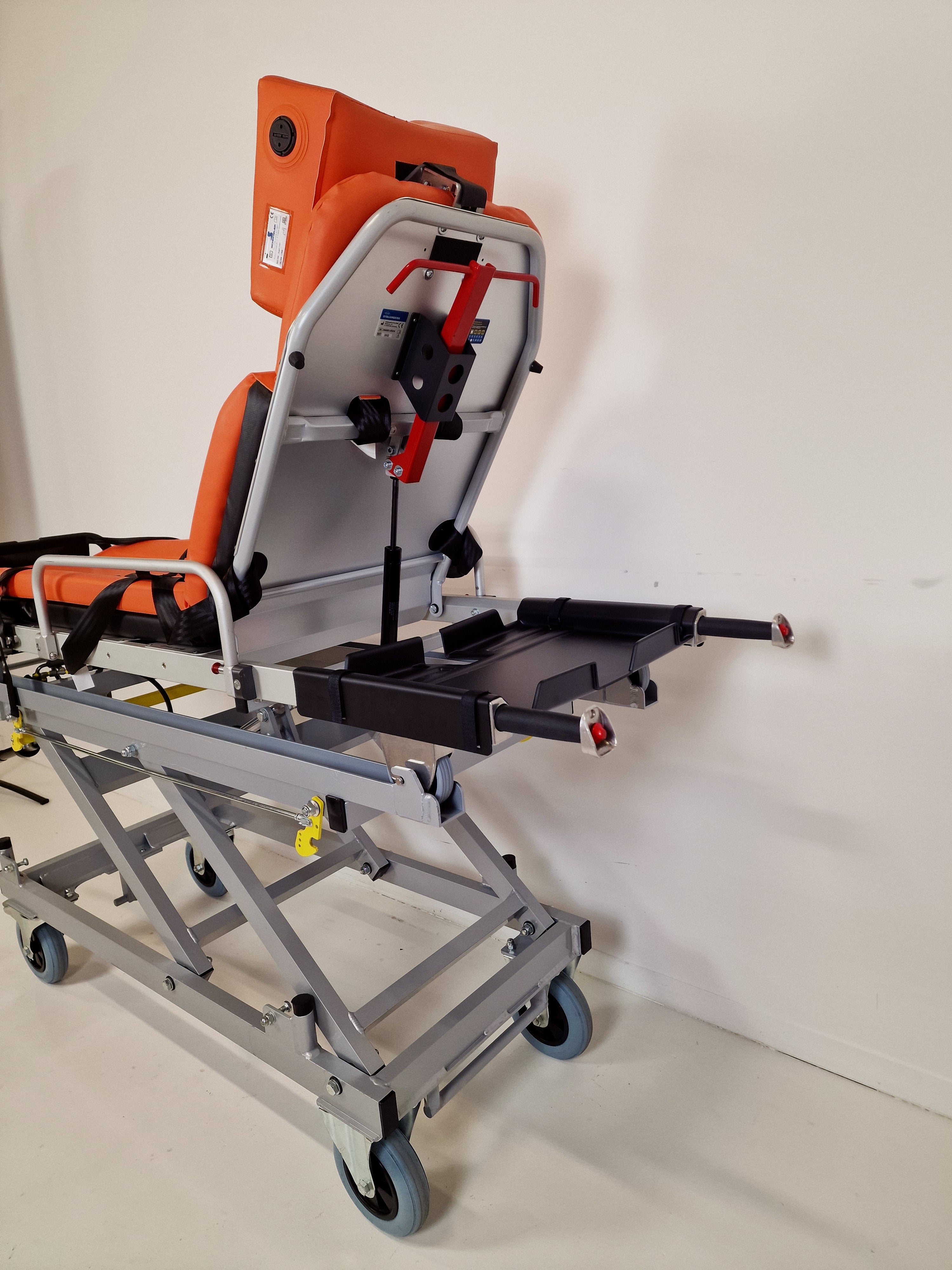 Stollenwerk Modell 3002 / AMF Bruns System – Krankentrage inklusive Bodenhalterung für Smartfloor