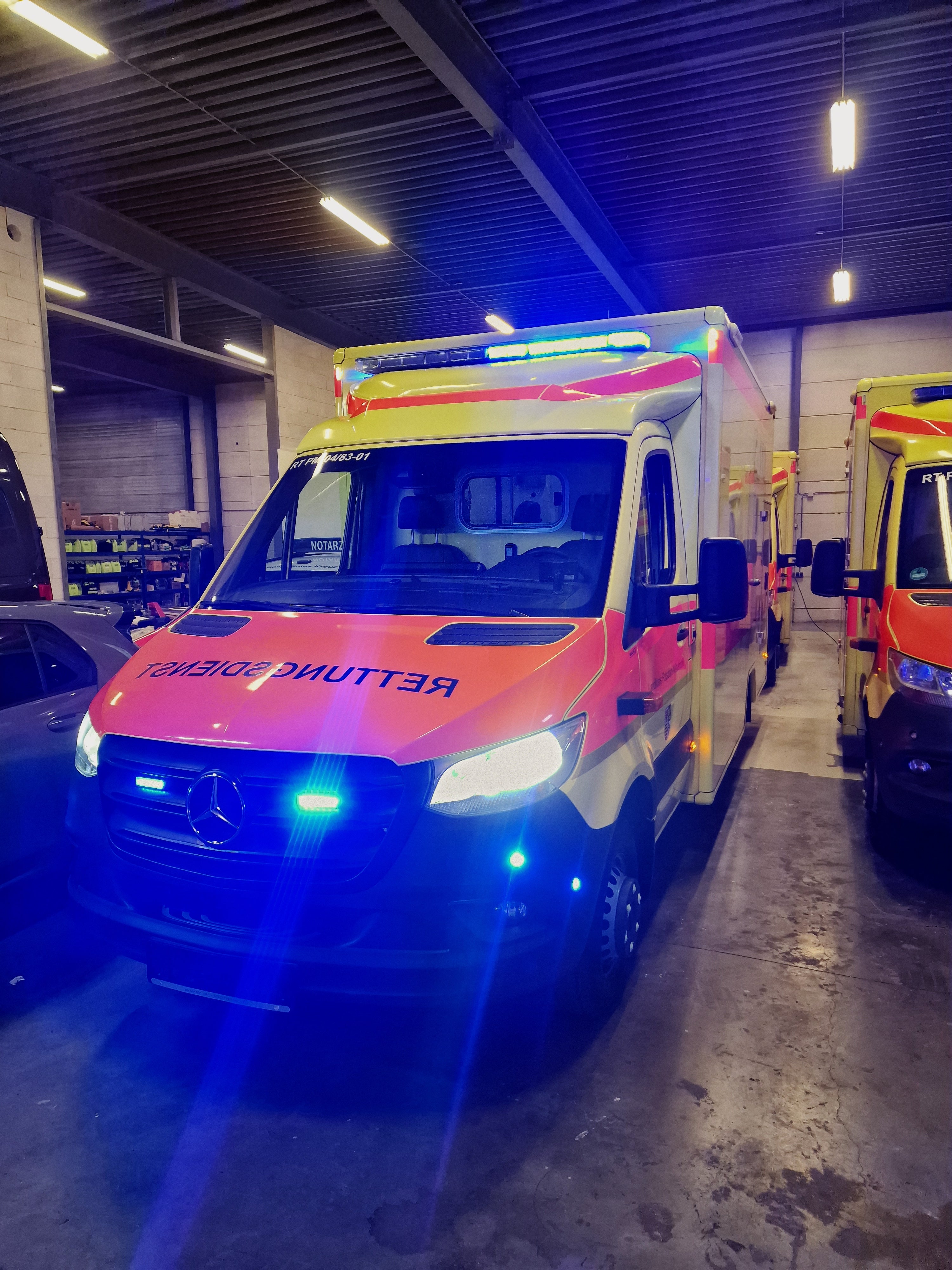 Rettungswagen Mercedes Sprinter 516cdi & Stryker Power Pro XT