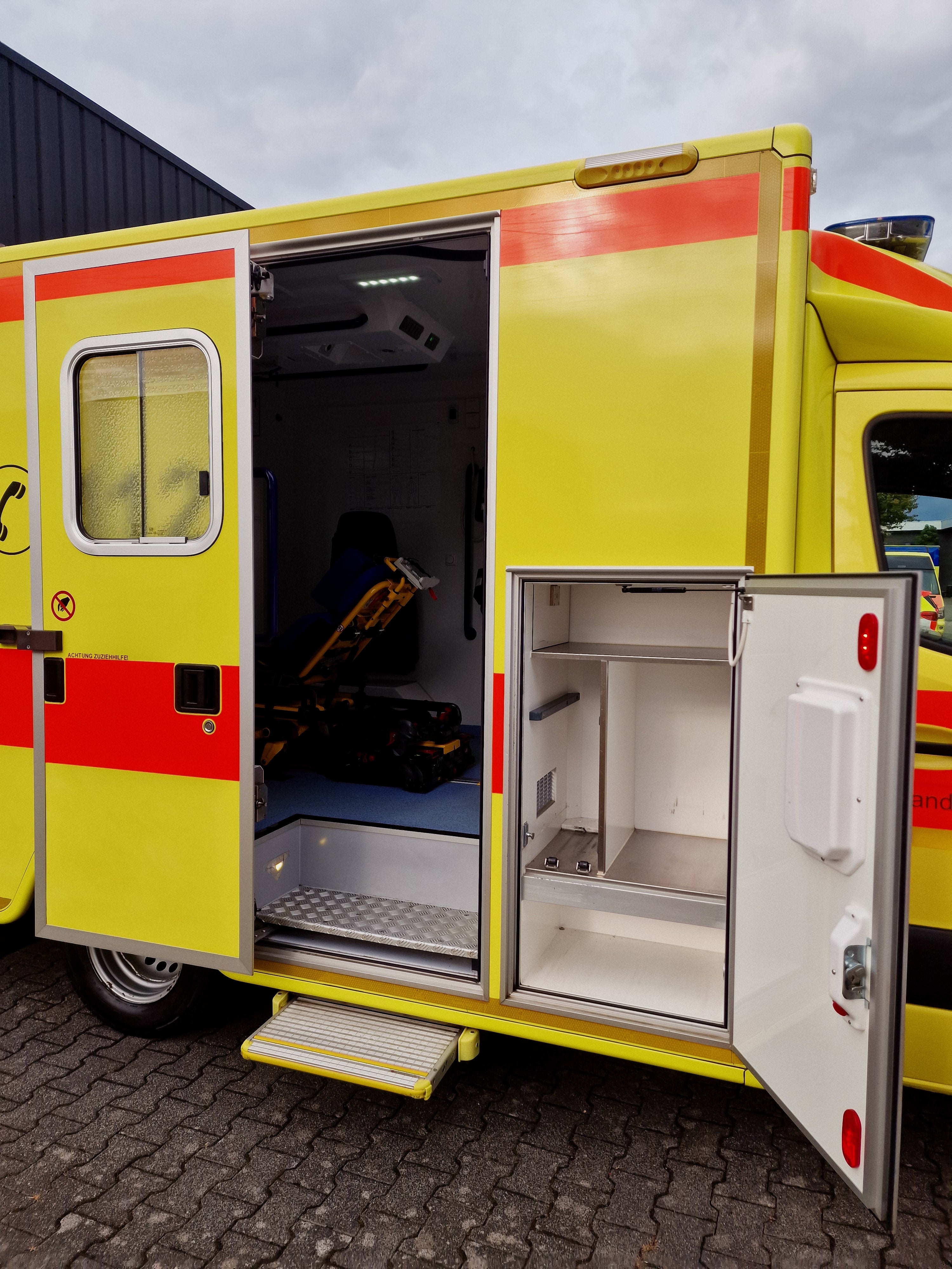 Rettungswagen Mercedes Sprinter 516cdi & Stryker Power Pro XT