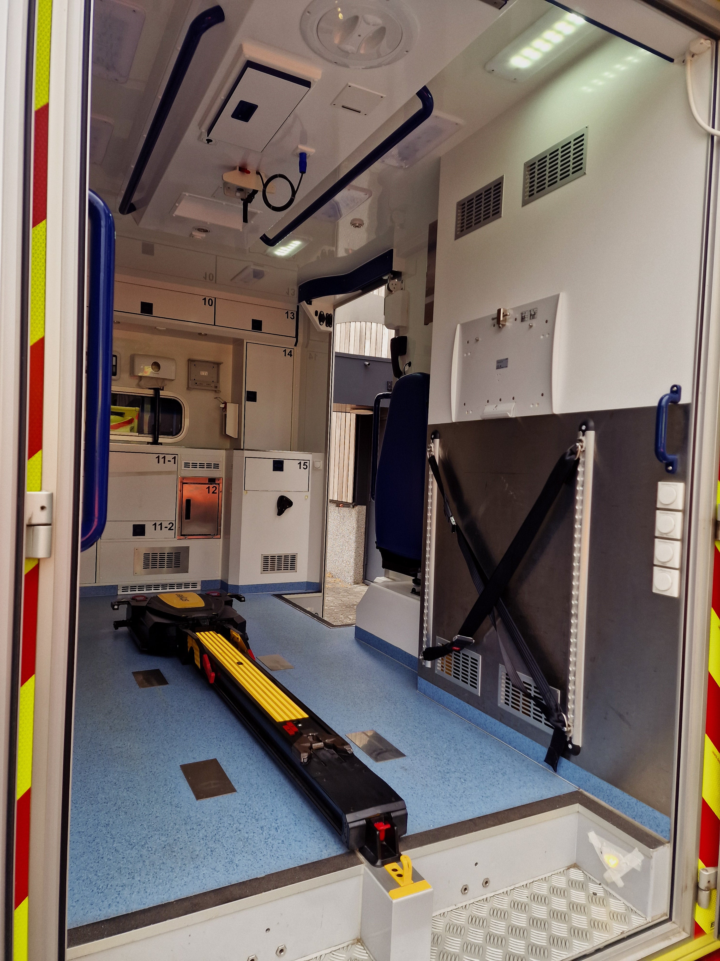 Rettungswagen Mercedes Sprinter 516cdi & Stryker Power Pro XT
