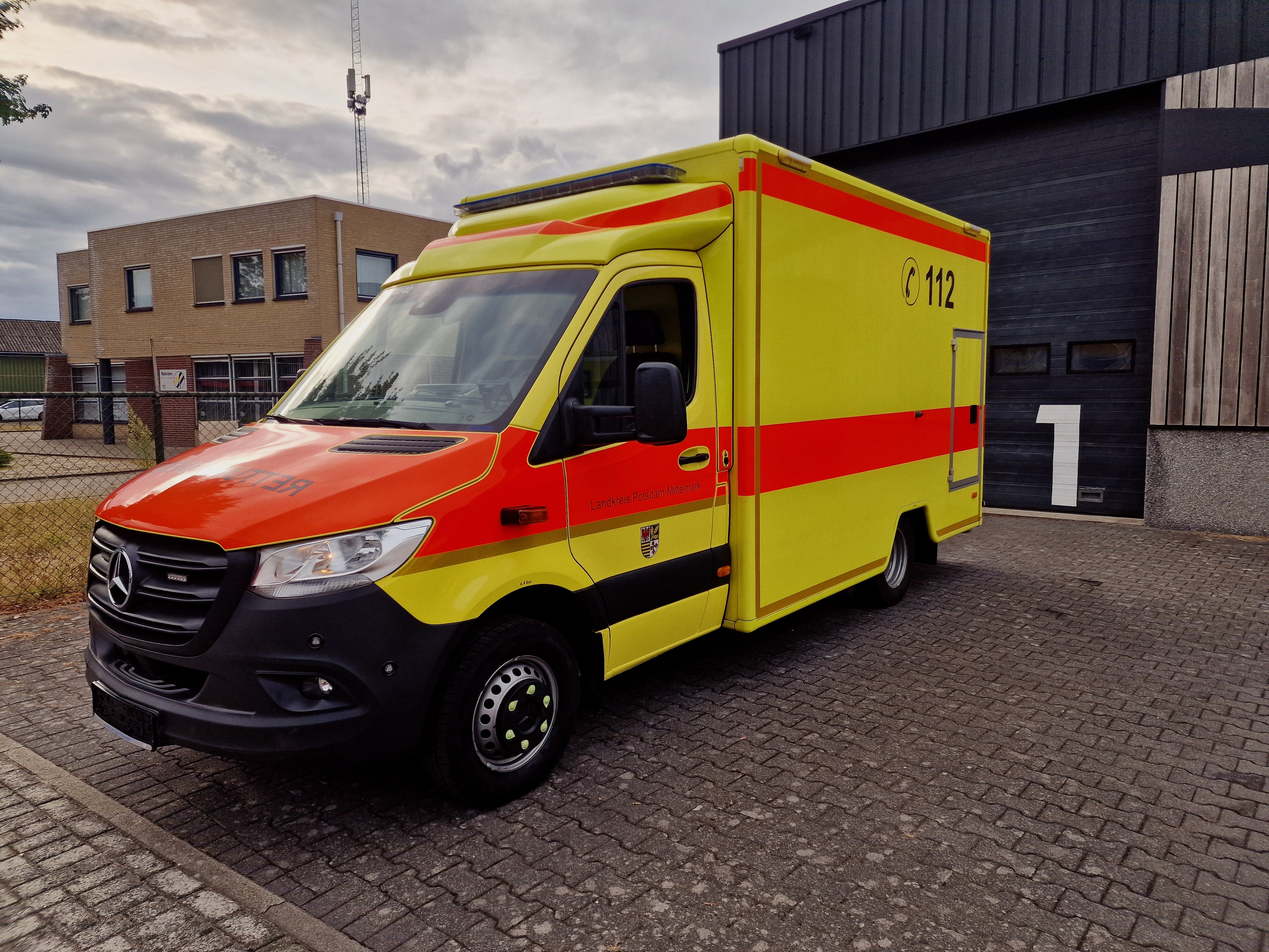 Rettungswagen Mercedes Sprinter 516cdi & Stryker Power Pro XT