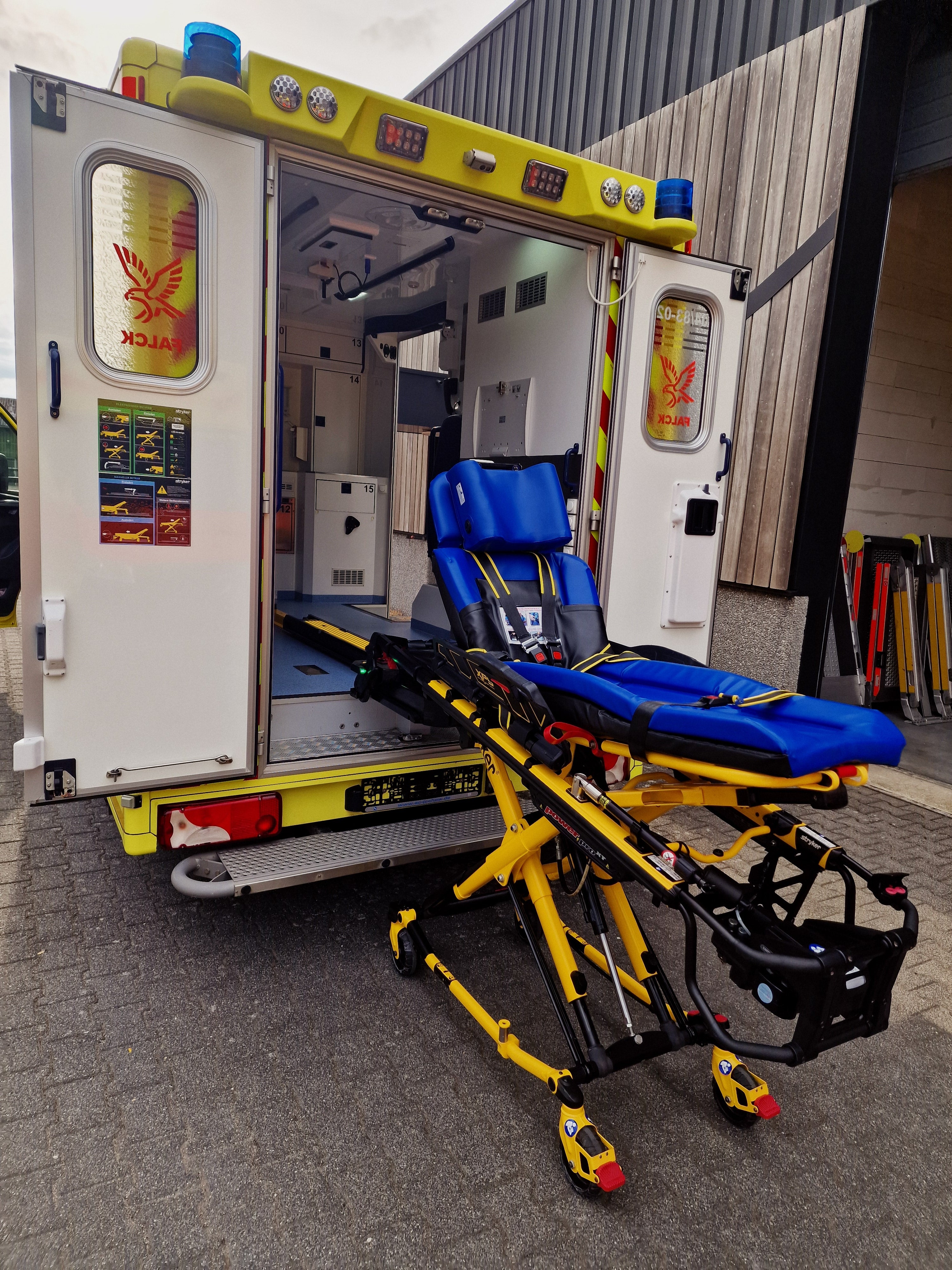 Rettungswagen Mercedes Sprinter 516cdi & Stryker Power Pro XT