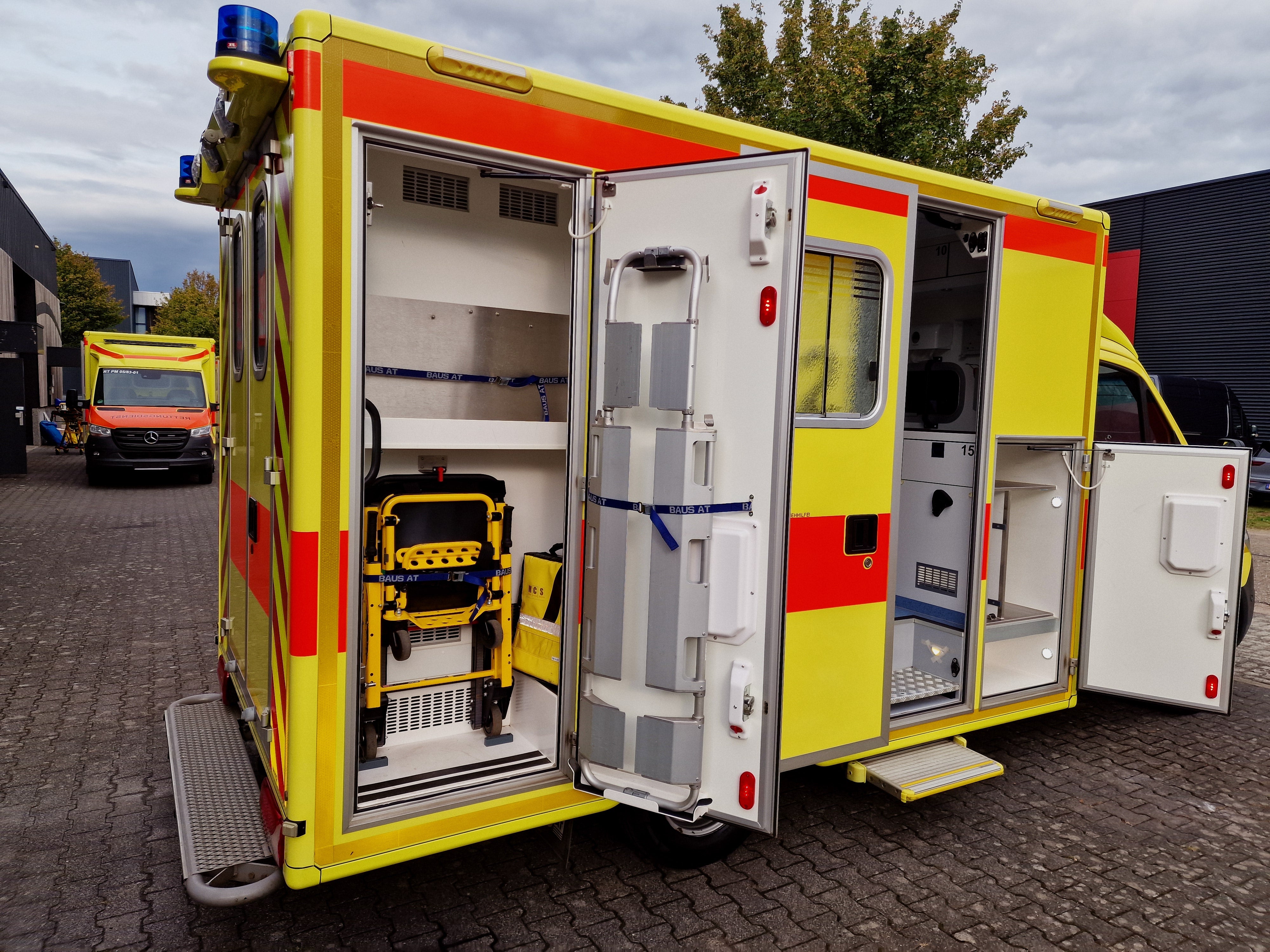 Rettungswagen Mercedes Sprinter 516cdi & Stryker Power Pro XT