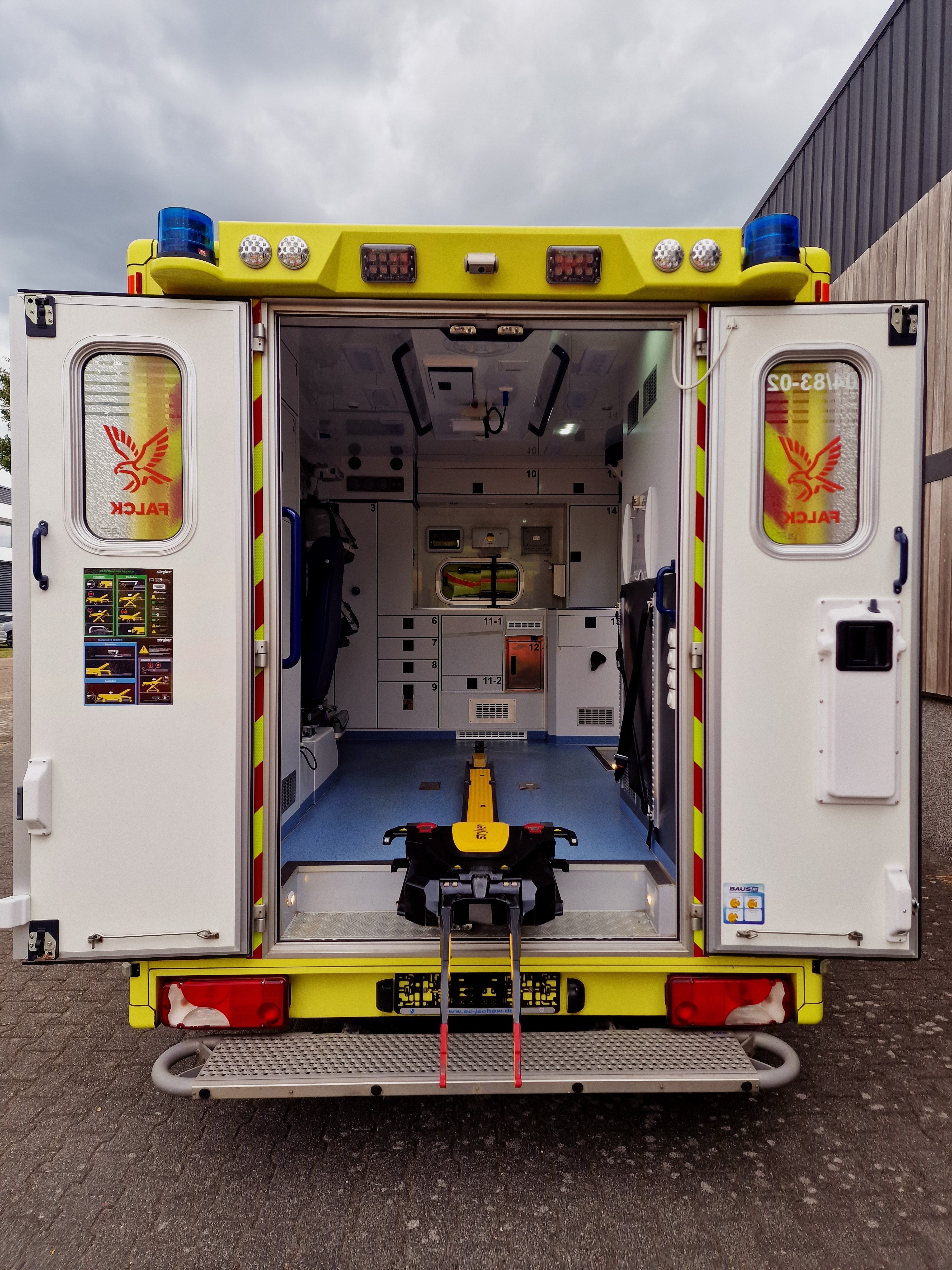 Rettungswagen Mercedes Sprinter 516cdi & Stryker Power Pro XT
