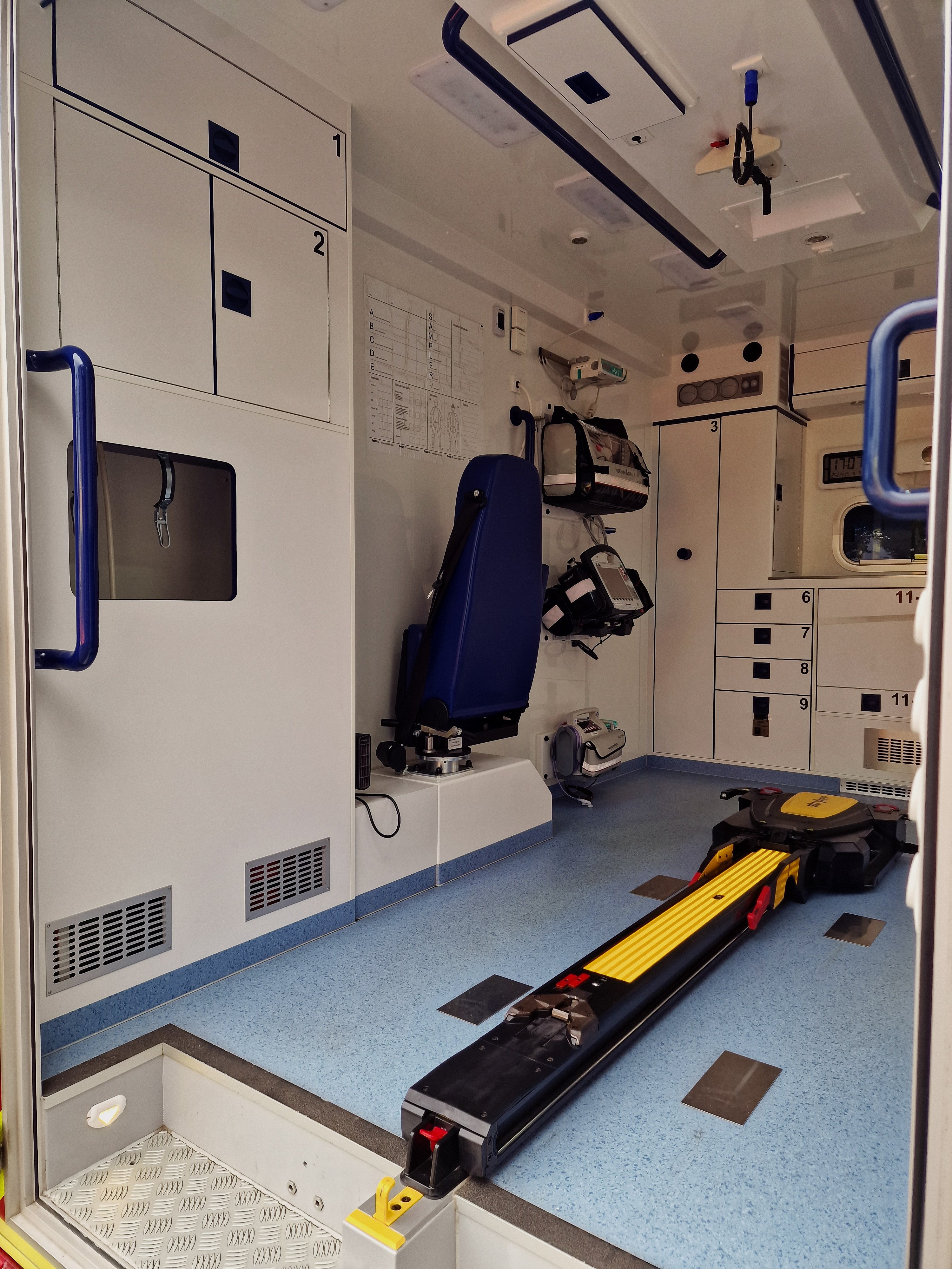 Rettungswagen Mercedes Sprinter 516cdi & Stryker Power Pro XT