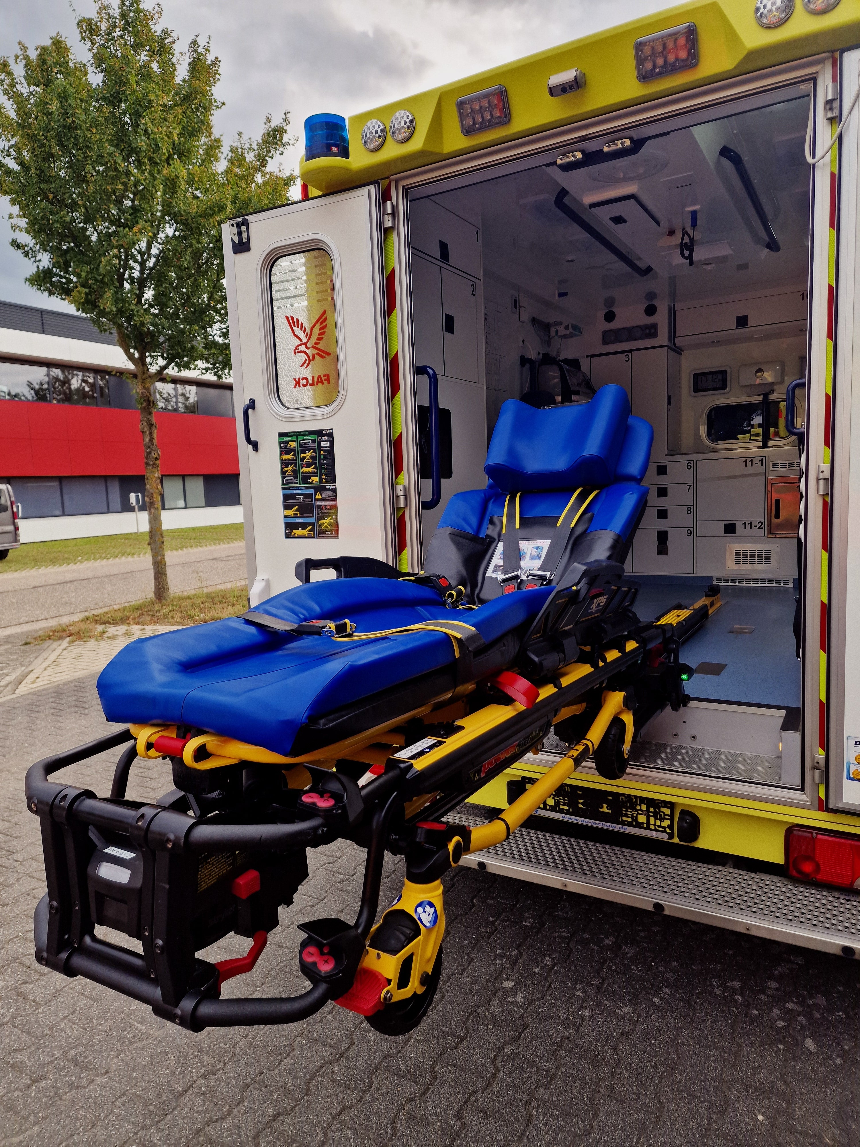 Rettungswagen Mercedes Sprinter 516cdi & Stryker Power Pro XT