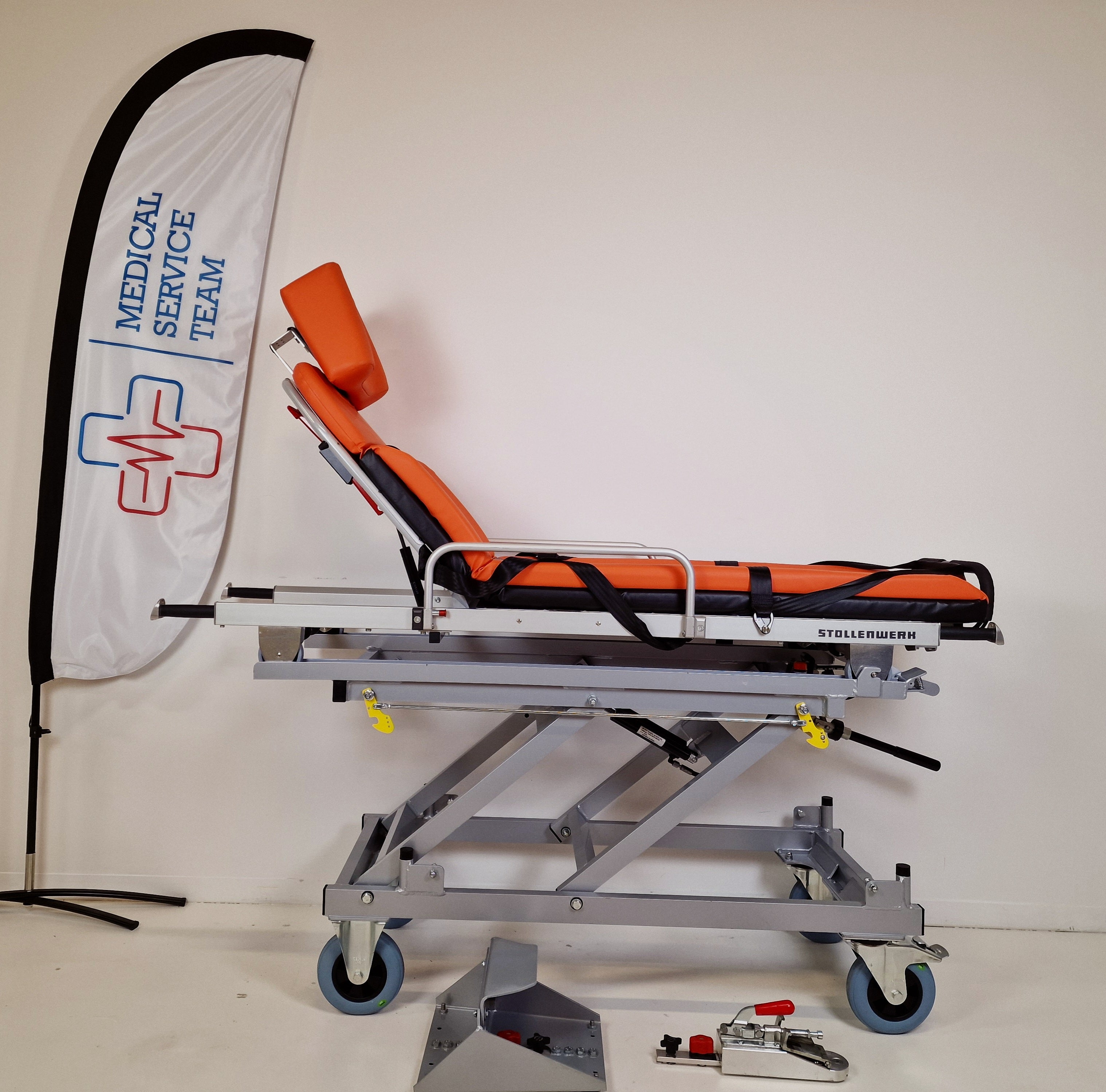 Stollenwerk Modell 3002 / AMF Bruns System – Krankentrage inklusive Bodenhalterung für Smartfloor